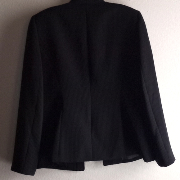 Tahari sz 12 stripe military blazer. - Picture 8 of 8